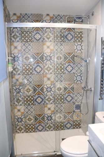 ログローニョにあるDres Castroviejo Peatonalのタイル張りのバスルーム(シャワー、トイレ付)