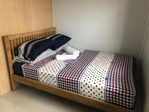 Een bed of bedden in een kamer bij Grass Residences Tower 5