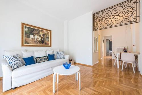 NEW! Bright & Remodeled 1Bed apt 2min Walk to Acropolis