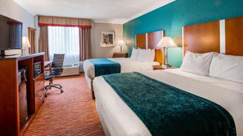 羅德岱堡的住宿－勞德戴爾I-95貝斯維斯特酒店，酒店客房设有两张床和电视。