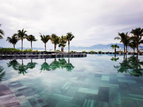 Hồ bơi trong/gần Alibu Resort Nha Trang