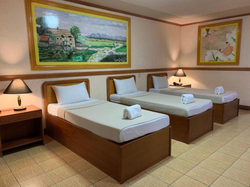 Llit o llits en una habitació de La Maja Rica Hotel