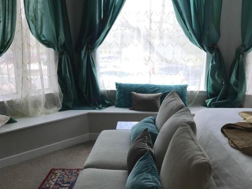 - un salon avec un canapé en face d'une fenêtre dans l'établissement The Columbia Inn at Peralynna, à Columbia