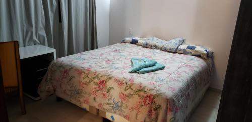 Una cama con una manta con una bata. en Gaucho House HABITACION EN DUPLEX, en Asunción