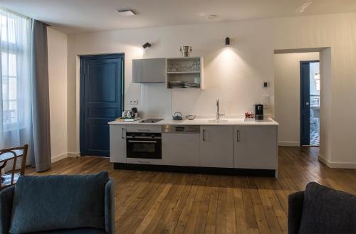 a kitchen with a sink and a stove at Appart'Hôtel - VILLA CÔTÉ PLATEAU - Hyper Centre - 3 Étoiles Certifiées- in Angoulême