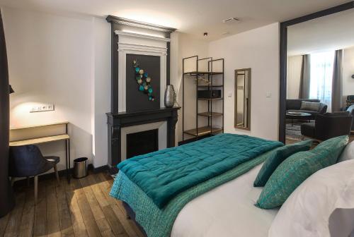 - une chambre avec un grand lit et une couverture verte dans l'établissement Eco-Lodge City - Appart'Hôtel - VILLA CÔTÉ PLATEAU - Hyper Centre - 3 Étoiles Certifiées-, à Angoulême