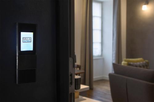 a room with a door with a sign on the wall at Appart'Hôtel - VILLA CÔTÉ PLATEAU - Hyper Centre - 3 Étoiles Certifiées- in Angoulême
