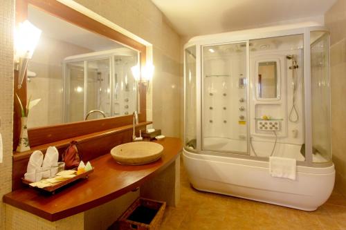 Koupelna v ubytování Royal Angkor Resort & Spa