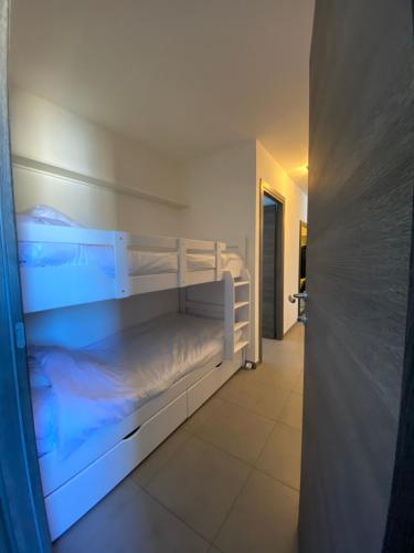 1 Schlafzimmer mit 2 Etagenbetten in einem Zimmer in der Unterkunft Appartement neuf tout confort en bord de mer in Propriano