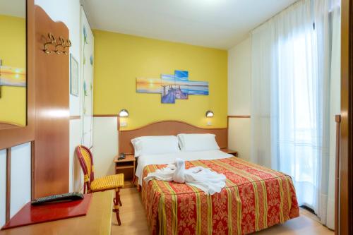 una camera d'albergo con un letto in una stanza di Hotel Harry's a Lido di Jesolo