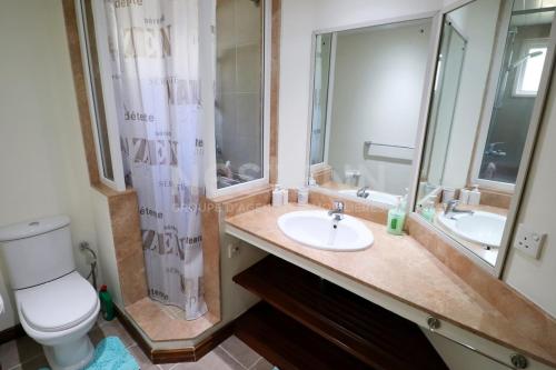 Vannituba majutusasutuses Luxury Bungalow B5 1st floor on an amazing beach in Grand Bay