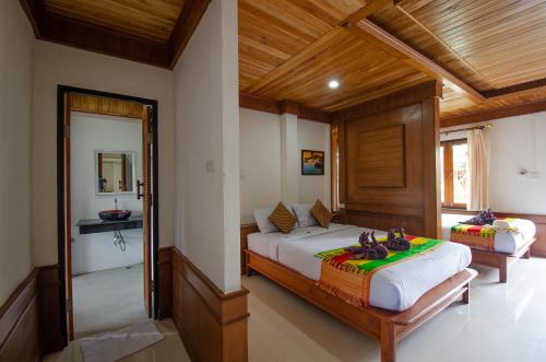 Postel nebo postele na pokoji v ubytování Khum Laanta Resort - SHA Extra Plus