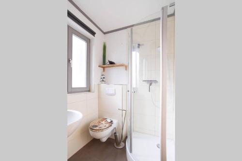 Ένα μπάνιο στο Wohnung Adebar im Haus Seeadler