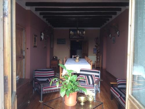 - une salle à manger avec une table et des chaises dans l'établissement Mas Vell, à Catí