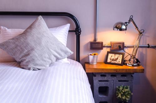 Sleep inn 旅宿l k歌l烤肉l麻將l調酒l國旅卡特約l可包棟にあるベッド