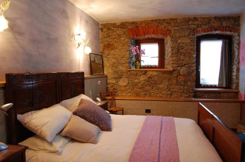 A bed or beds in a room at il mondo in valle
