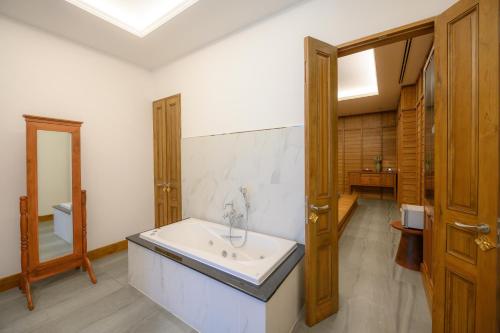 Bagno di The Empress Premier Chiang Mai
