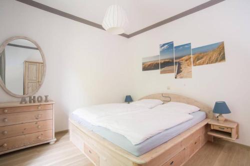 ein Schlafzimmer mit einem Bett und einem Spiegel in der Unterkunft Adlerhorst im Haus Seeadler in Zinnowitz
