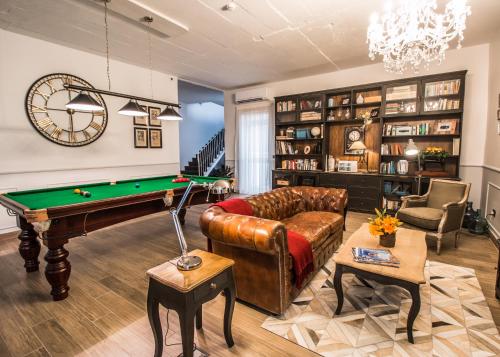 a living room with a pool table and a couch at BB De Rohan in Żebbuġ