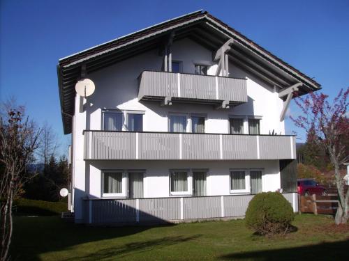 ein weißes Gebäude mit einem Balkon an der Seite in der Unterkunft Boutique Holiday Home near Ski Area in Lehen in Lindberg