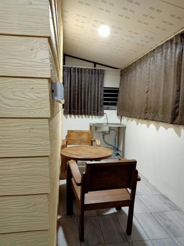 a room with a table and a table and a chair at บ้านสวนแก้วเฮือนคำ in San Pa Tong