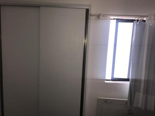 Ett badrum på Apartamento beira mar Intermares roupas de cama e AR CONDICIONADO COBRADO À PARTE