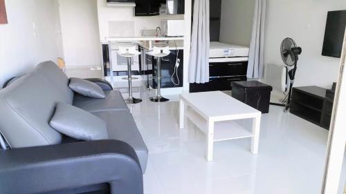 un salon avec un canapé et une table dans l'établissement Apartment hotel vue mer à 100 mètres des plages étage 5, à Villeneuve-Loubet