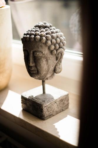 a statue of a head sitting on a table at Hotel zur Mühle in Paderborn