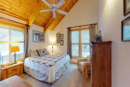 una camera con letto e ventilatore a soffitto di Kick Back Cabin a Pagosa Springs