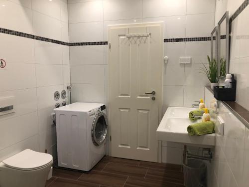Ένα μπάνιο στο New Private Rooms Fuerth