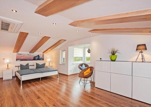 uma sala de estar com uma cama e uma mesa em Ferienhaus Ingrid em Heringsdorf