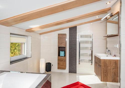 ein Bad mit einem Waschbecken und einem Spiegel in der Unterkunft Ferienhaus Ingrid in Heringsdorf