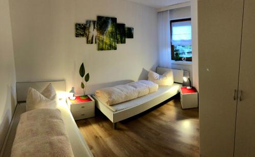 uma sala de estar com duas camas e um sofá em Ferienwohnung Schranz em Innsbruck
