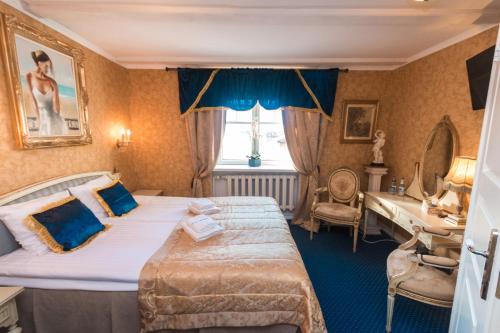 - une chambre avec un grand lit et un bureau dans l'établissement Vikerkaare Villa, à Tartu