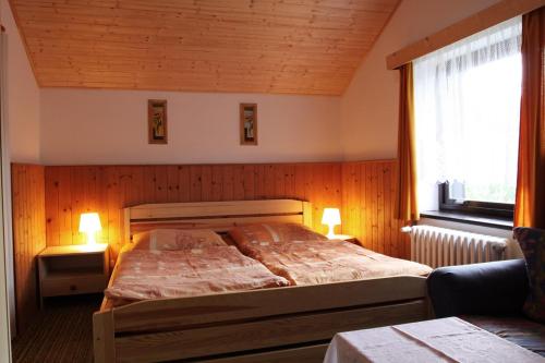 Postel nebo postele na pokoji v ubytování Pension Jana Harrachov