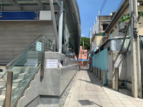an empty street in a city with a building at Achcha hotel - itsaraphap MRT station - Wat Arun in Bangkok