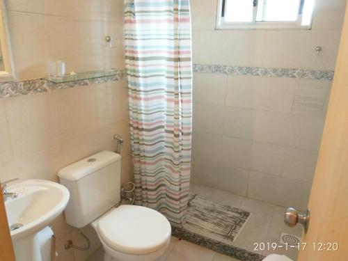 un bagno con un water e un lavandino di Noctilucas en PuntaNegra, cerquita de la playa y piscina climatizada a Punta Colorada