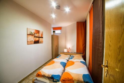 ein kleines Schlafzimmer mit einem Bett in einem Zimmer in der Unterkunft Ferienwohnung Maria Laach in Glees