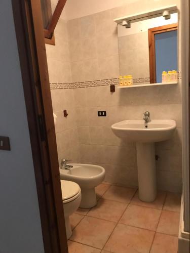 een badkamer met een toilet en een wastafel bij A’ ca’ de Giuli’ in Badalucco