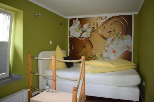 two beds in a room with green walls at Gast-und Weinhaus Zwiebelturm in Kerken