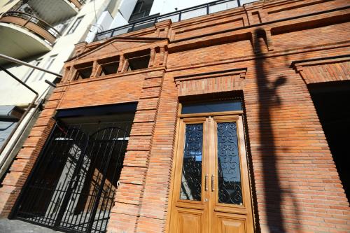 ceglany budynek z drewnianymi drzwiami w obiekcie Brick House w mieście Tbilisi City