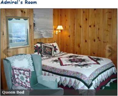 um quarto com uma cama e uma cadeira em Breyhouse B&B em Lincoln City