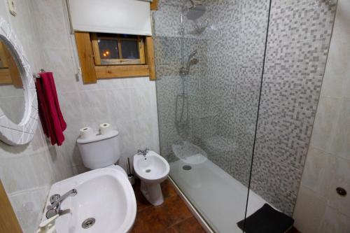 La salle de bains est pourvue d'un lavabo, de toilettes et d'une douche. dans l'établissement Chalé 6, à Penhas da Saúde