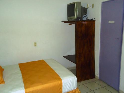 Tempat tidur dalam kamar di Casa Mexicana Barra de Navidad