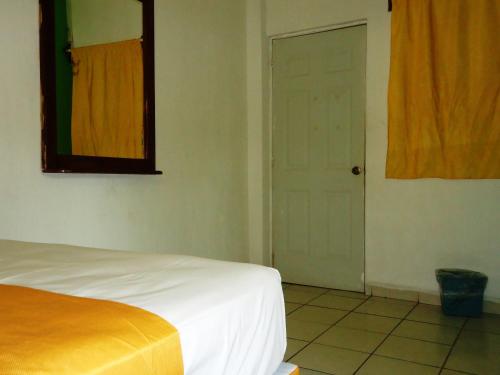 Uma cama ou camas num quarto em Casa Mexicana Barra de Navidad