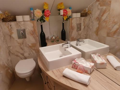 A bathroom at Karmelita Boutique Apartman