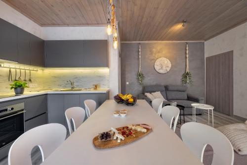 a kitchen and dining room with a table and chairs at Macrame Suites in Tríkala