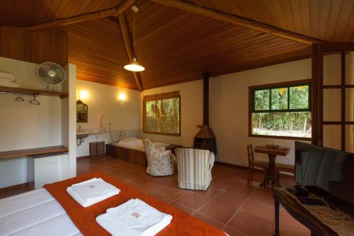 a living room with a couch and a table at Pousada Mariza in Nova Friburgo