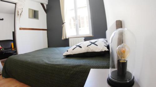 une chambre avec un lit et une fenêtre dans l'établissement Coeur de ville, joli 2 pieces au 1er étage, Wifi !, à Chartres