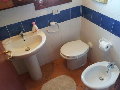 a bathroom with a toilet and a sink at Casa Raffaella 8 iun r3661 in Olbia